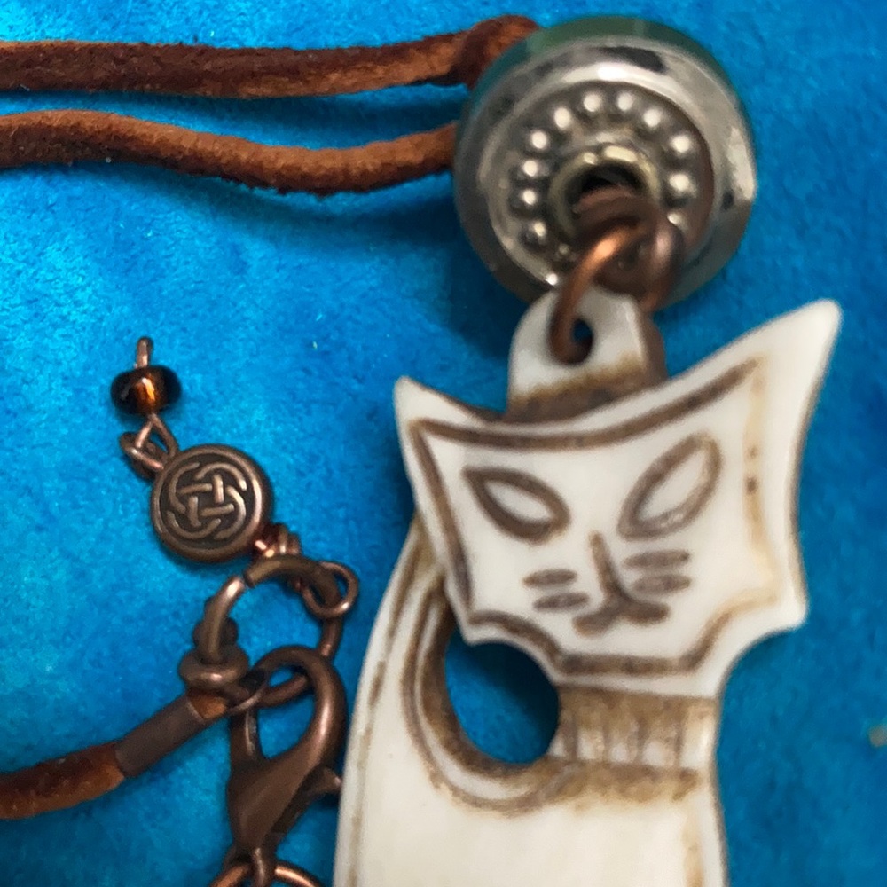 Jade (in Sterling) and Bone Cat charm on leather - Picture 5 of 7